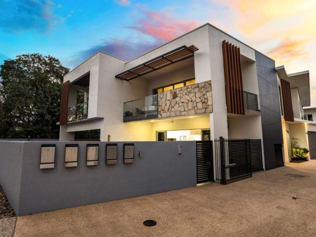 LUXURIOUS FANNIE BAY LIVING WITH PRIVATE POOL