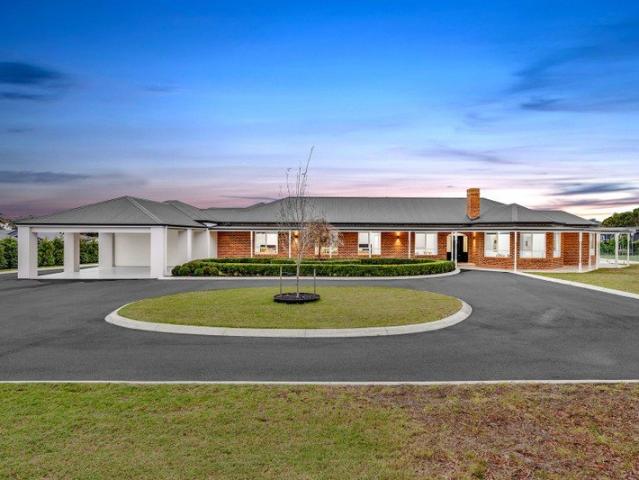 Luxurious Farmhouse Elegance in Mornington