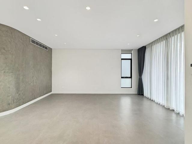 Luxurious Five Bedroom Duplex with Pool, Lift & Spectacular Sylvania Views