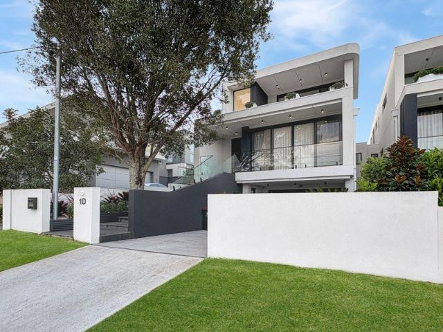 Luxurious Five Bedroom Duplex with Pool, Lift & Spectacular Sylvania Views
