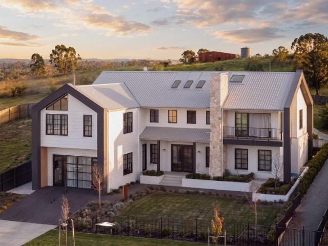 Luxurious Five Bedroom Retreat with Pool and Expansive Outdoor Living