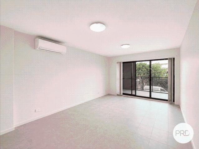Luxurious Freshly Painted 3 Bedroom Apartment 3 WEEKS FREE RENT!