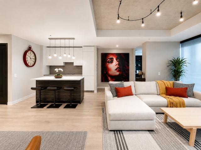 Luxurious Fully Furnished Downtown Toronto Condo Available Sep 1st Short Term Possible
