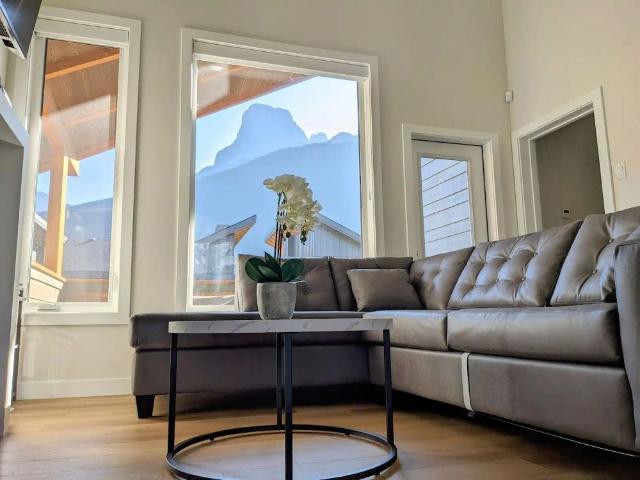 Luxurious Fully Furnished 3B/2BA Townhome in Three Sisters w/ EV Charger — 3 Bedrooms Townhouse