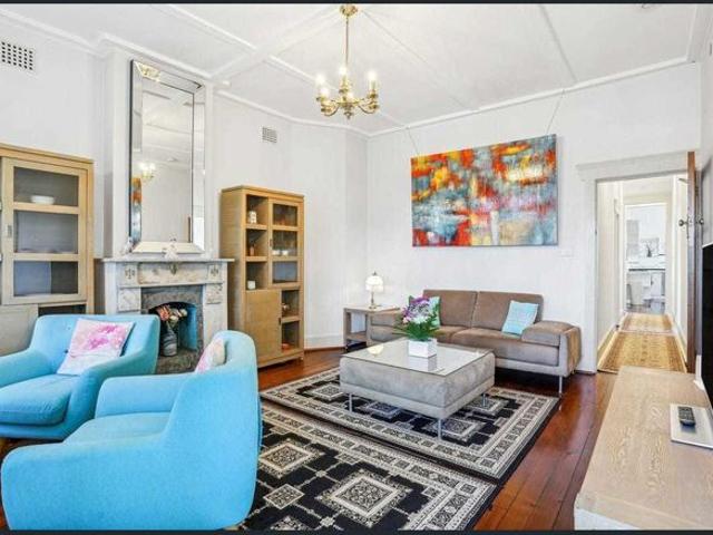 Luxurious Furnished 2 Bedroom Apartment in Prime McMahons Point Location with Sydney Harbour Views
