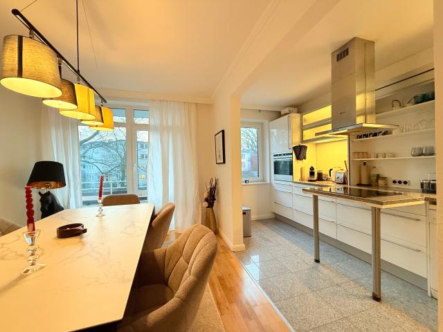 Luxurious Furnished 4 Room Apartment with Balcony – Prime Location Directly by the Alster, Walking Distance to the City Center