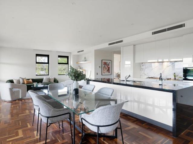 LUXURIOUS KOOYONG RESIDENCE WITH HOUSE LIKE PROPORTIONS & STUNNING TERRACE