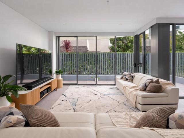 Luxurious House Sized Residence with Resort Style Entertaining