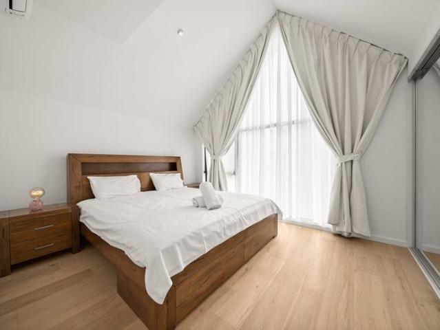 Luxurious Home within Mckinnon School Zone