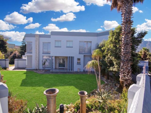 Luxurious home a few meters from the Atlantic Ocean!