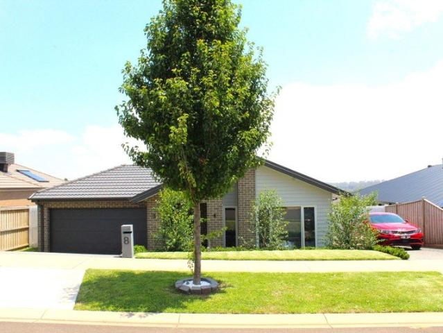 LUXURIOUS HOME IN GREAT LOCATION!