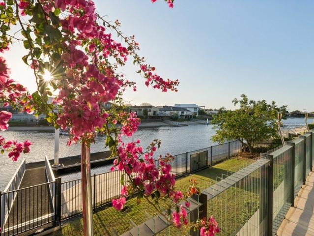 Coastal Elegance, Hamptons Soul A Waterfront Sanctuary