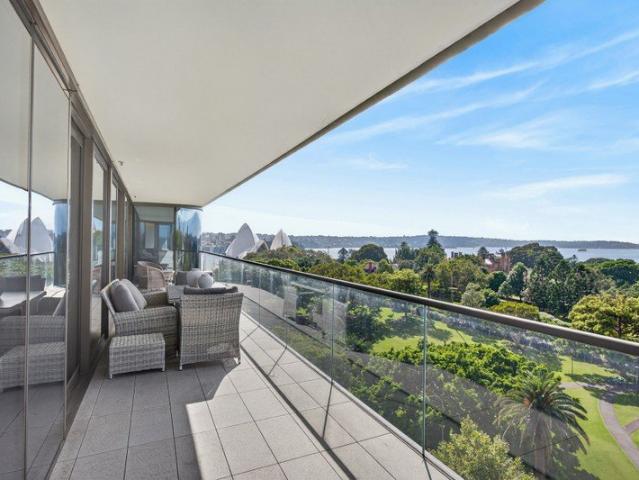 Luxurious Harbourfront Apartment in Iconic Macquarie Street Panoramic Views, Prime CBD Living, Steps to Opera House & Royal Botanic Gardens