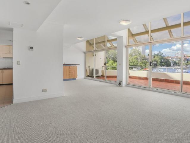 Luxurious Harbourfront Living with Beach Access