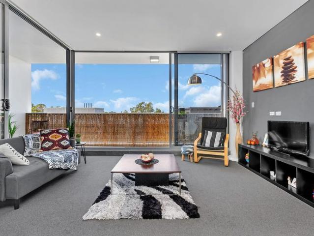 Luxurious One bedroom Plus study Apartment with Parking in Fantastic Location