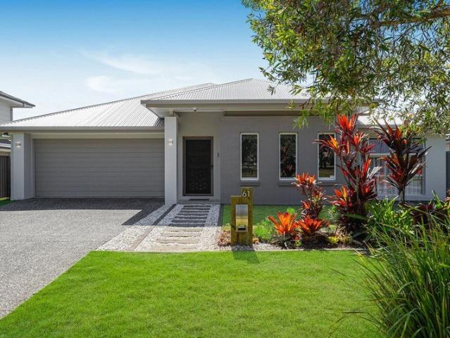 Luxurious Low Maintenance Living With Side Access. A Park Across The Street That Creates A Tranquil Setting.