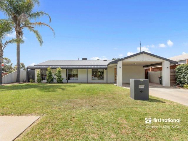 Luxurious Lawson Drive Lifestyle !