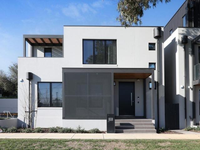 Luxurious, Lakeside Living On Fresno!