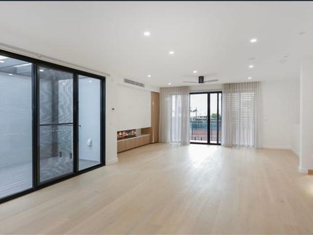 Luxurious, Lakeside Living On Fresno!