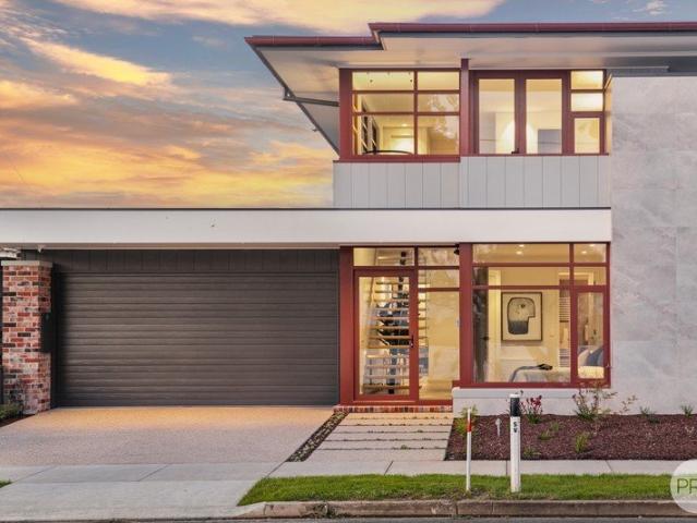 Luxurious Lakeside Living