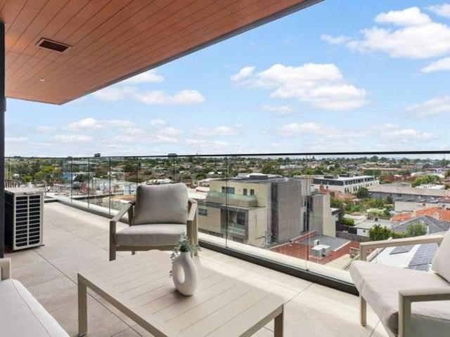 LUXURIOUS LARGE APARTMENT LOCATED IN CAULFIELD SOUTH WITH 3 BEDROOMS