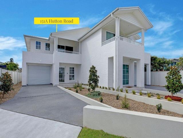 Luxurious & Large Beachside Townhouse