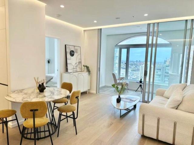 North Facing Luxury & Sophisticated One Bed Suite with Impressive View