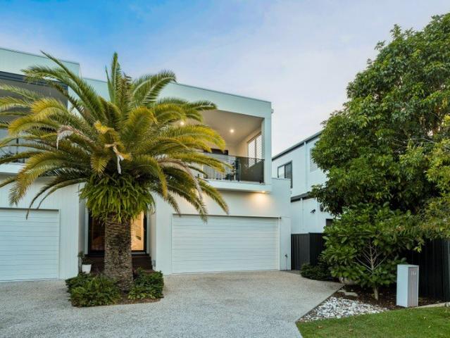 Luxurious Living Moments From the Shoreline