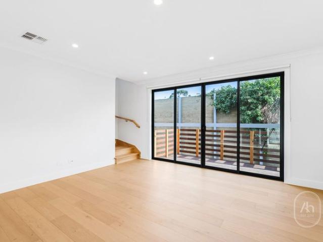 Luxurious Living ｜Four Bedroom Three Bathroom Townhouse