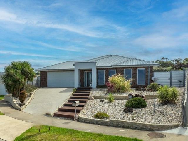 Luxurious Living in a Prime Cul de Sac Location
