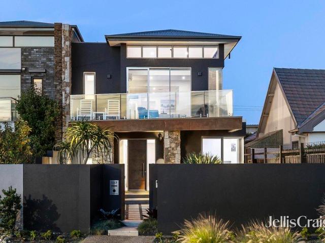 Luxurious Living with Beautiful Bay Vistas