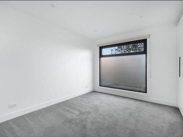 Luxurious Mount Waverley Townhouse, 4 Bed, 4 Bath, Deck & Garages