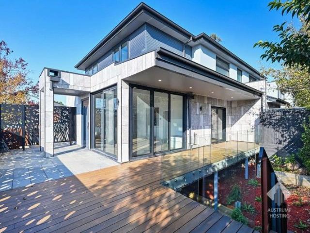 Luxurious Mount Waverley Townhouse, 4 Bed, 4 Bath, Deck & Garages