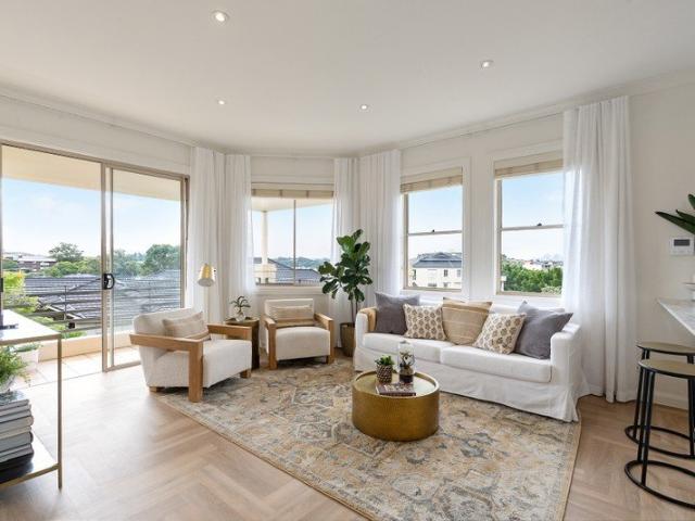 Luxurious North Easterly Apartment in Desired Lifestyle Address with Brand New Renovation & Water Views