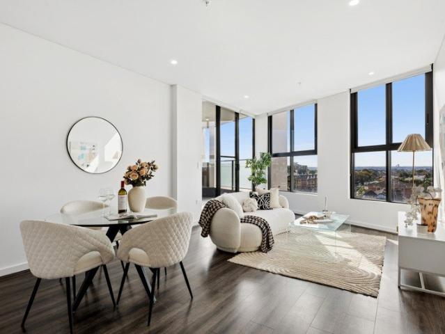 Luxurious North Facing Family Apartment with Panoramic District Views