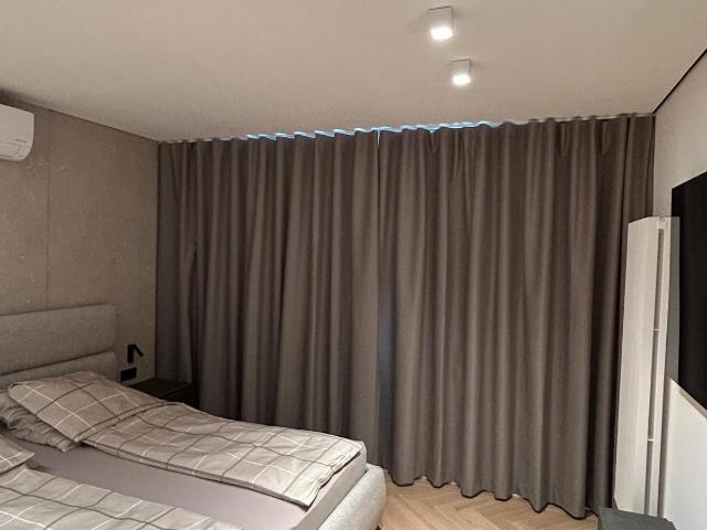 Luxurious, newly renovated 2 room apartment with balcony & air conditioning – first occupancy