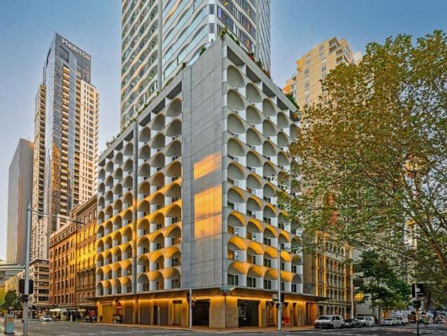 Luxurious Nearly New 2 Bed+Study2 Bath Can be used as 3 Bed Apt With Stunning City & Hyde, Park Views, Ready To Move In