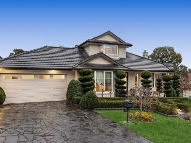 Luxurious, Sophisticated Stylish Living!