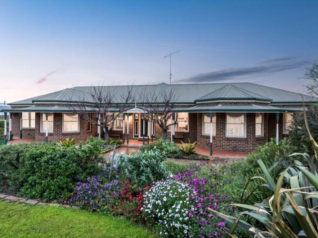 Luxurious Sanctuary on Expansive 1841m² Your Dream Home Awaits!