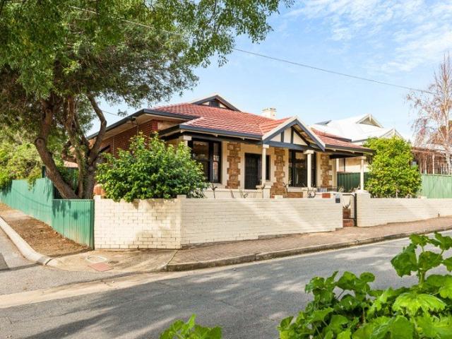 LUXURIOUS SEASIDE LIVING CHARACTER AND MODERN APPEAL EASY WALK FROM DOOR TO SHORE
