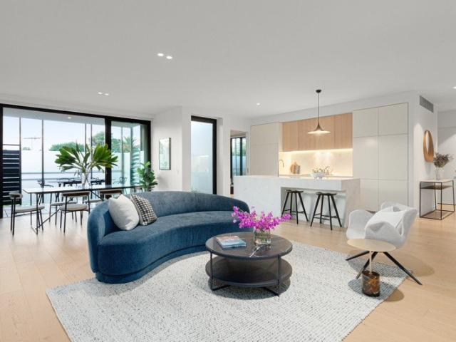 Luxurious Single Level Apartment in Brighton's Prestigious Golden Mile