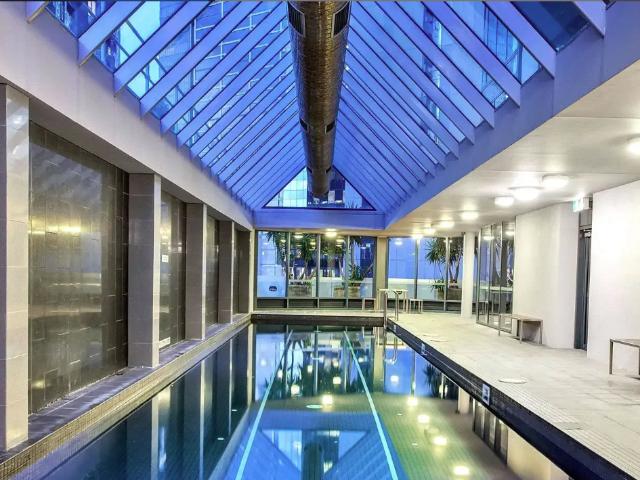 Luxurious Spacious 1 Bed apartment with Carpark!