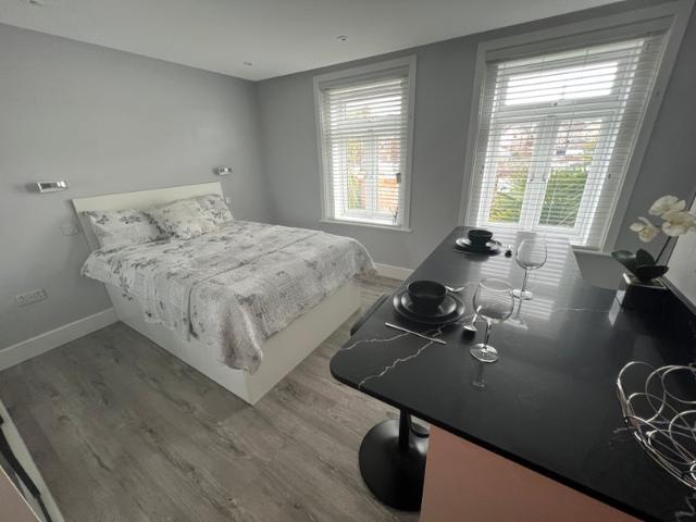 Luxurious Studio Bills inc Zero Deposit Option