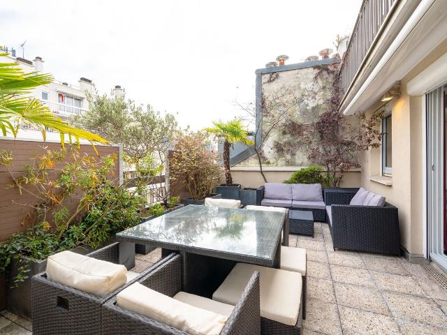 Luxurious Studio fully renovated, design and with a 25m² private terrace, Paris Amsterdam Apartments for Rent
