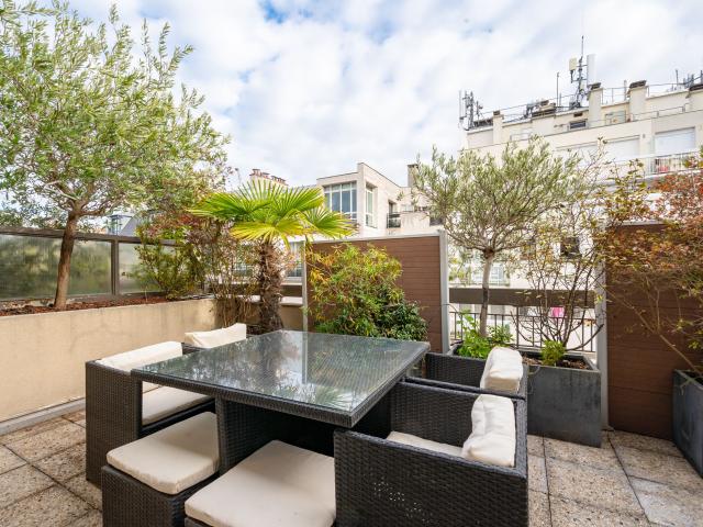Luxurious Studio fully renovated, design and with a 25m² private terrace