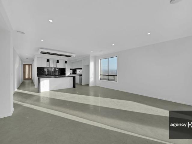 Luxurious Stunning 4 Bedroom Family Home in Orchard Estate Tarneit