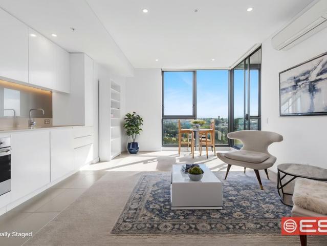 luxurious style living with spectacular water and parkland views