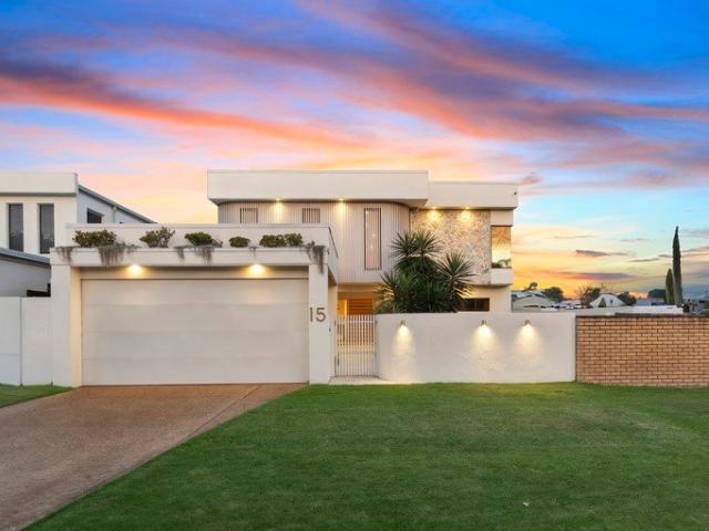 Luxurious Palm Springs Inspired Family Home Owner Relocating Overseas Absolutely Will Be Sold at Auction, If Not Prior!