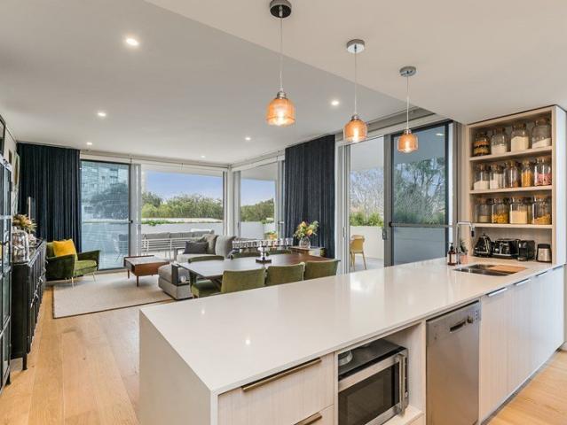 LUXURIOUS PENTHOUSE LIVING