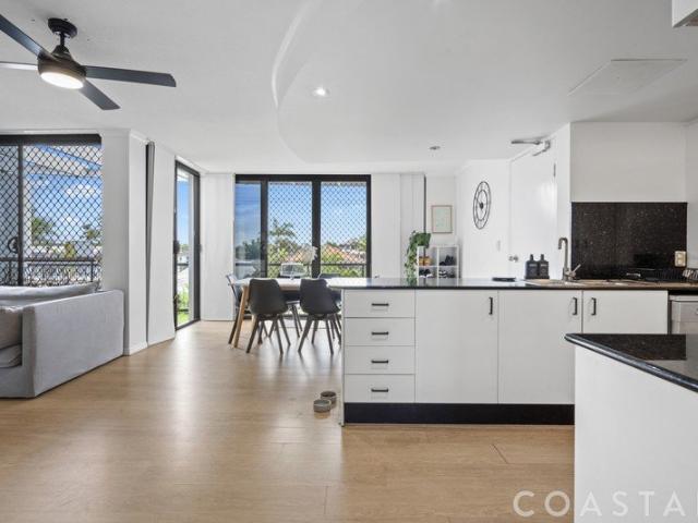 Luxurious Penthouse Living: Modern Elegance with Panoramic City Views Unfurnished